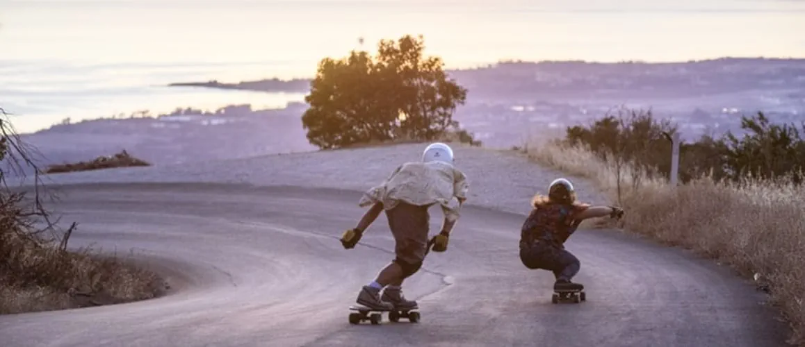 Discesa con il longboard al tramonto