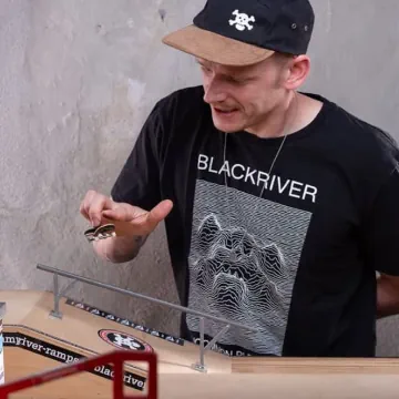 Guy with air over Fingerboard rail