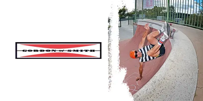 Uomo anziano che skata in una bowl