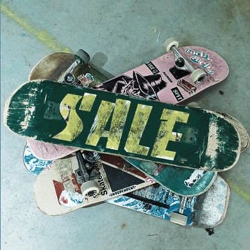 Skateboard impilati con grafica “Sale” (saldi)
