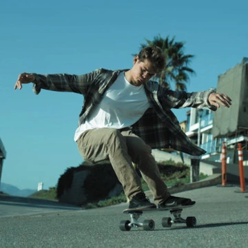 Surfskater che sfreccia sul boulevard