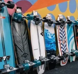 Rij van 6 Carver Surfskates tegen een muur