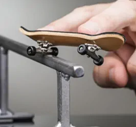Fingerboard grinding a rail