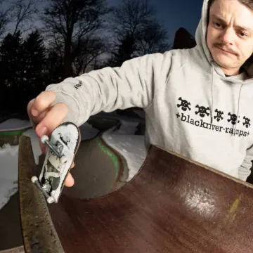 Pro Fingerboard Skater doing tricks in the ramp